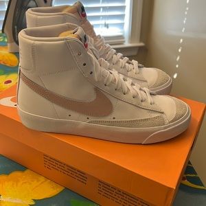 Nike Womens Blazer Mid '77, Size 8